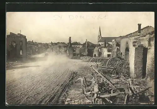 Foto-AK Domèvre, Zerstörtes Teil des Dorfes, 1. Weltkrieg