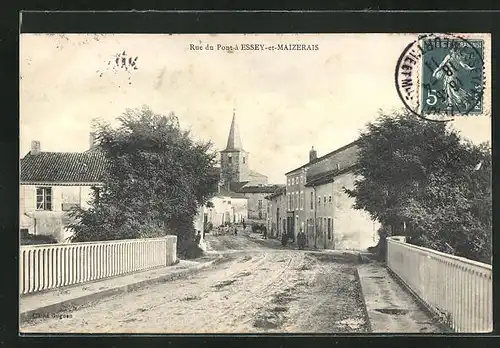 AK Essey-et-Maizerais, Rue du Pont, Blick von der Brücke zur Kirche