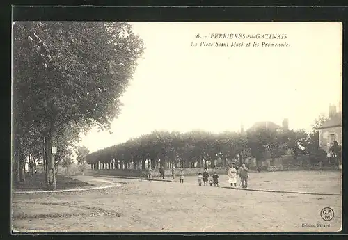 AK Ferriéres-en-Gatinais, La Place Saint Mace et les Promenades