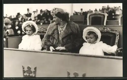 AK Prinzessin Sibylla von Schweden mit den Prinzessinnen Margaretha und Birgitta in einer Loge sitzend