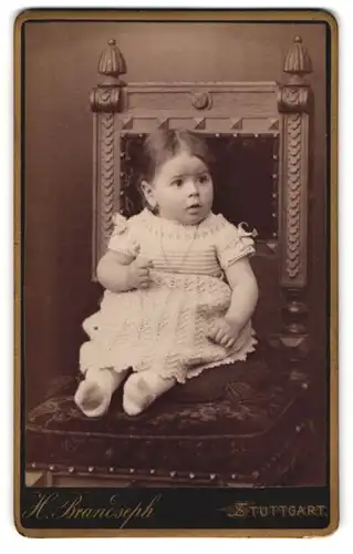 Fotografie H. Brandseph, Stuttgart, Marienstrasse 26, Kleinkind auf einem Stuhl sitzend