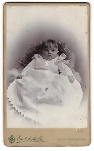 Fotografie Ernst J. Müller, Reichenberg, Bismarck-Platz 6, Kleinkind mit Pony im Taufkleid