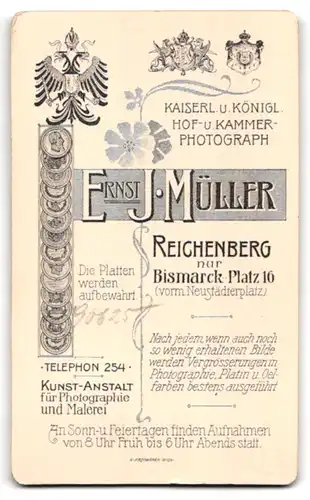 Fotografie E.J. Müller, Reichenberg, Bismarckplatz 16, Kleinkind mit Glöckchenspielzeug