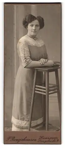 Fotografie F. Renziehausen, Hannover, Langelaube 2, Bürgerliche Dame mit Camee und toupierten Haaren