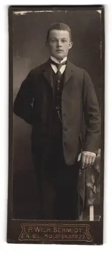 Fotografie F. Wilh. Schmidt, Kiel, Holstenstrasse 22, Junger bürgerlicher Herr mit Krawatte im Anzug