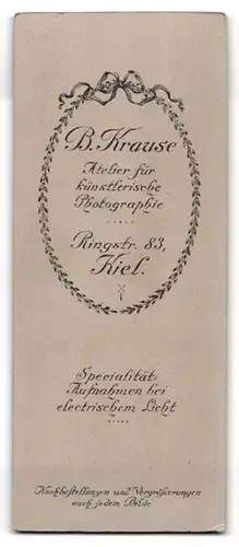Fotografie Bernh. Krause, Kiel, Ringstrasse 83, Aparte Dame mit Perlenkette im Kleid