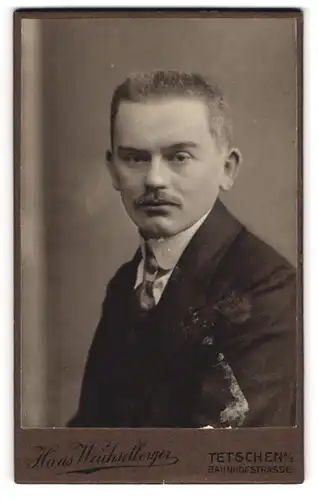 Fotografie Hans Weichselberger, Tetschen, Bahnhofstrasse, Gestandener Herr mit Kurzhaarfrisur im Anzug