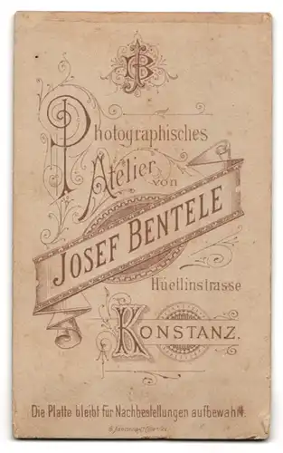 Fotografie J. Bentele, Konstanz, Portrait junger Sportler / Turner im Sportdress mit Abzeichen am Band