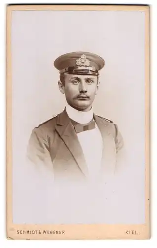 Fotografie Schmidt & Wegener, Kiel, Leutnant der Kaiserlichen Marine in Uniform