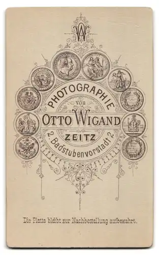 Fotografie Otto Wigand, Zeitz, Dackel Rüde posiert auf einem Sessel