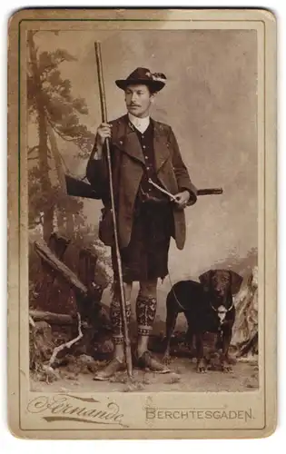 Fotografie Fernande, Berchtesgaden, bayrischer Jäger mit seinem Dackel und Flinte, Jagdhund