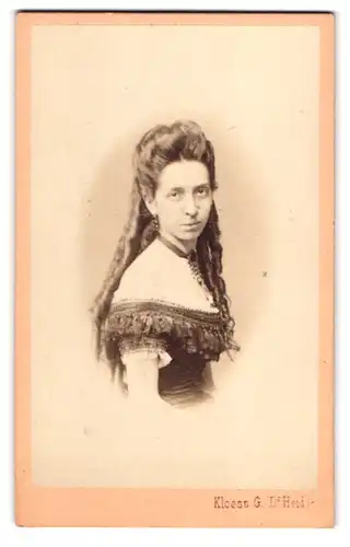 Fotografie Kloess G., Pesten, Portrait Claire de Wodianer im Schulterfreien Kleid mit langen Korkenzieherlocken
