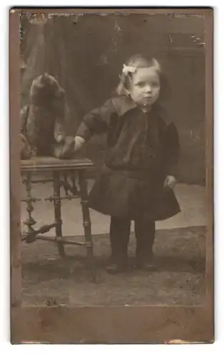 Fotografie Atelier Elvira, Oggersheim, Portrait kleines Mädchen mit ihrem Teddybär auf dem Stuhl