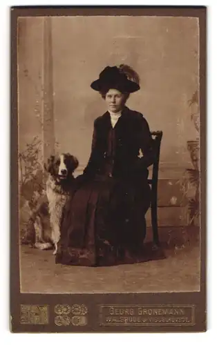 Fotografie Georg Gronemann, Walsrode, Dame im dunklen Kleid nebst ihrem Hund im Atelier