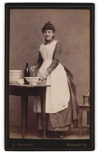 Fotografie A. Reinhard, Neustadt a. H., Dienstmädchen mit Schürze bereitet Speisen zu