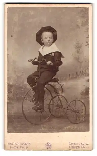 Fotografie Heinrich Kuhlmann, Bochum, junger Knabe auf seinem Dreirad im Atelier