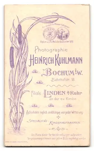 Fotografie Heinrich Kuhlmann, Bochum, junger Knabe auf seinem Dreirad im Atelier