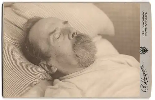 Fotografie Jana Schumpetra, Královské Vinohrady, tschechischer verstorbene Mann (1843-1916) im Sterbebett, Post Mortem