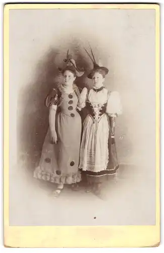 Fotografie H. Bogler, Frankfurt / Main, Portrait zwei junge Damen zum Fasching in Kostümen, Tracht