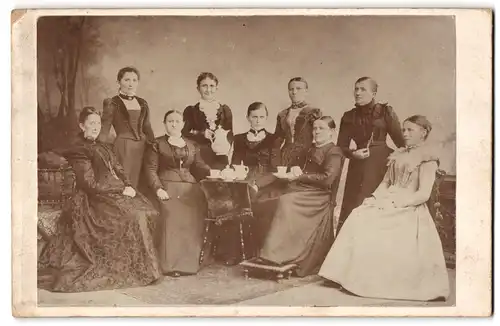 Fotografie M. Weber, Neugersdorf, neun Frauen zum Kaffeekranz versammelt
