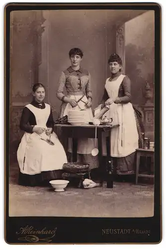 Fotografie A. Reinhard, Neustadt a. H., drei junge Dienstmädchen / Köchinnen bereiten das Essen zu