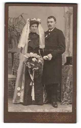 Fotografie Atelier Berger, Kempten, Portrait Brautpaar im schwarzen Hochzeitskleid und im Anzug, Brautstrauss
