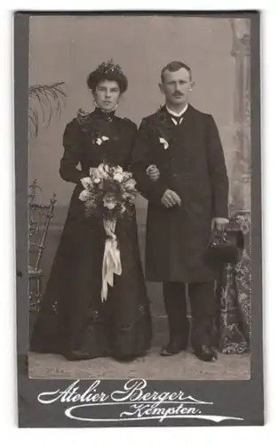 Fotografie Atelier Berger, Kempten, junges Hochzeitspaar im schwarzen Brautkleid und Anzug mit Zylinder