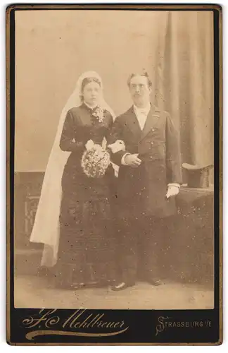 Fotografie J. Mehlbreuer, Strassburg i. E., Hochzeitspaar im schwazen Brautkleid und im Anzug nebst Zylinder