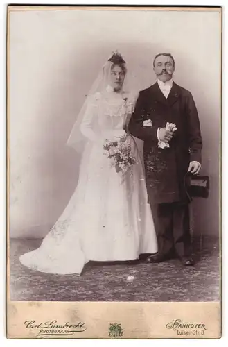 Fotografie Carl Lambrecht, Hannover, Brautpaar im Hochzeitskleid und im Anzug mit Zylinder