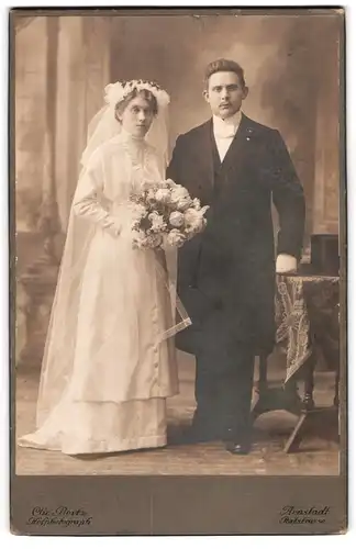 Fotografie Chr. Beitz, Arnstadt, Poststr., junges Brautpaar im Hochzeitskleid und im Anzug mit Brautstrauss