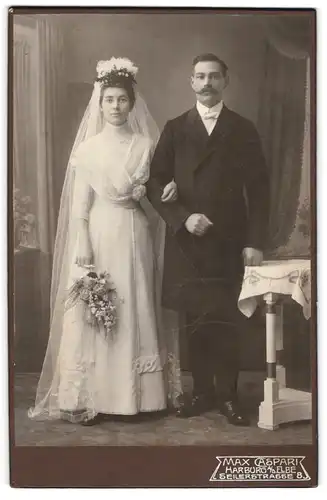 Fotografie Max Caspari, Harburg a. d. Elbe, junges Ehepaar im Hochzeitskleid und im Anzug
