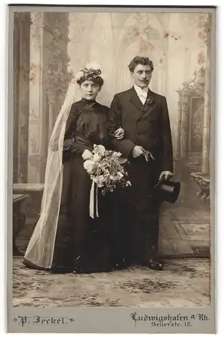 Fotografie P. Jeckel, Ludwigshafen a. Rh., junges Brautpaar im schwarzen Brautkleid und im Anzug mit Zylinder