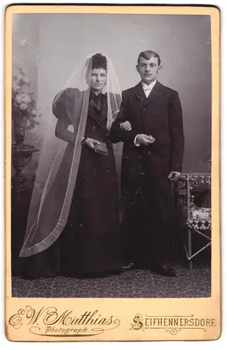 Fotografie W. Matthias, Seifhennersdorf, Ehepaar Ernst und Minna im schwarzen Brautkleid und im Anzug