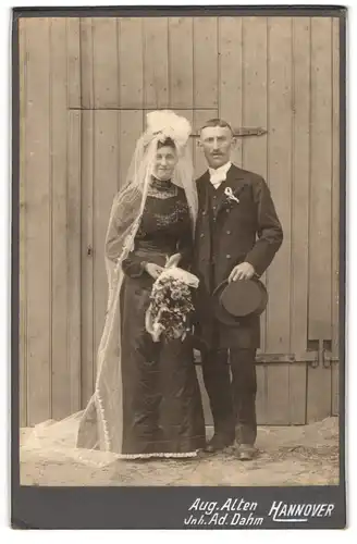 Fotografie Aug. Alten, Hannover, Brautpaar aus Niedersachsen im schwarzen Hochzeitskleid und im Anzug mit Zylinder