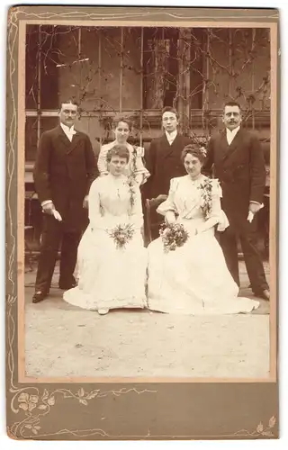 Fotografie unbekannter Fotograf und Ort, zwei Brautpaare in Hochzeitskleidern und Anzügen mit Trauzeugen