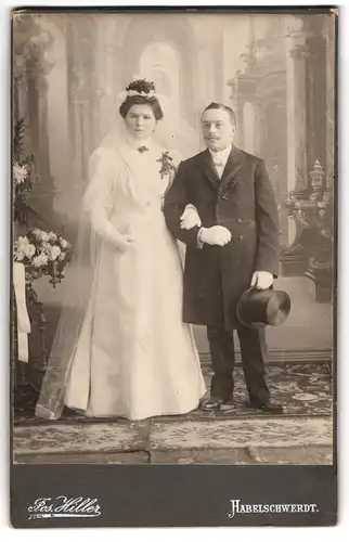 Fotografie Jos. Hiller, Habelschwerdt, niederschlesisches Brautpaar im Hochzeitskleid und im Anzug mit Zylinder