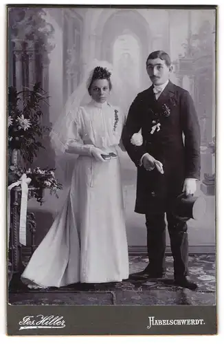 Fotografie Jos. Hiller, Habelschwerdt, Brautpaar aus Niederschlesien im Hochzeitskleid und Anzug mit Zylinder