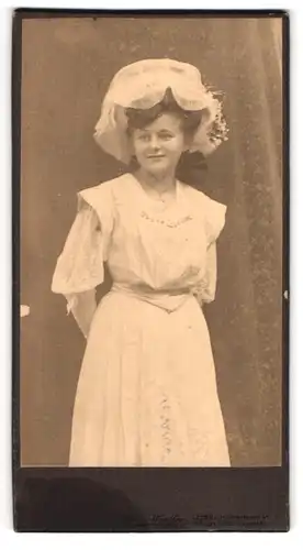 Fotografie Atelier Woelfer, Lübeck, hübsche junge Frau im weissen Kleid mit Lampenschirm Hut