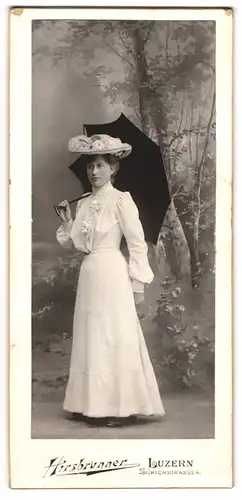 Fotografie Hirschbrunner, Luzern, junge Frau Mary im weissen Kleid mit Schirm und Hut