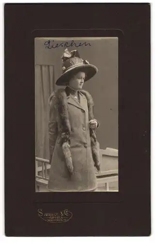 Fotografie Samson & Co., Barmen, Wertherstr. 13, Frau Lieschen im Winterkleid mit Pelzschal und breitem Hut