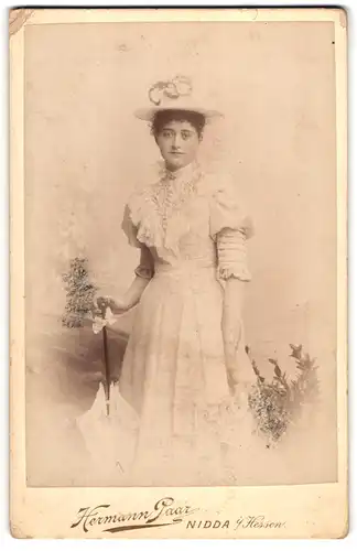 Fotografie Hermann Paar, Nidda i. H., junge Frau im weissen Kleid mit Schirm und Hut