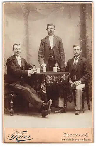 Fotografie J. Klein, Dortmund, Rheinische Str., drei junge Herren in Anzügen mit Bierkrügen / Humpen