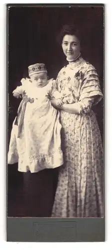 Fotografie W. Rittner, Mühlberg a. E., junge Mutter mit ihrem Kind im Atelier, Mutterglück