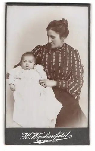 Fotografie H. Wachenfeld, Hofgeismar, junge Mutter mit ihrem Kind auf dem Schoss, Mutterglück