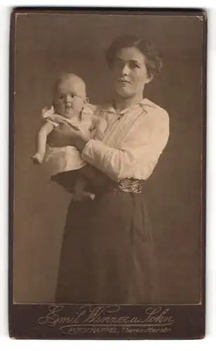 Fotografie Emil Winzer u. Sohn, Potschappel, Mutterglück, junge Mutter posiert mit ihrem Kind auf dem Arm