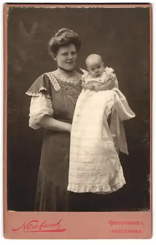 Fotografie Newland, Kobenhavn, Kobmagergade 4, Mutter mit ihrem Kind Barnet Grethe Sanding auf dem Arm, 1909 Mutterglück