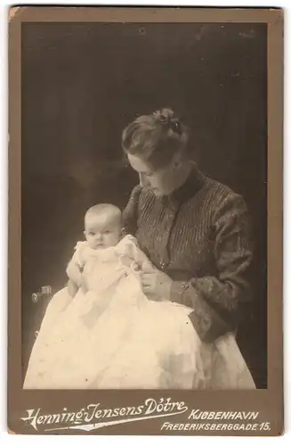Fotografie Henning Jensens Dotre, Kjobenhavn, dänische Mutter mit ihrem Kleinkind auf dem Schoss
