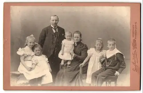 Fotografie Georg Lindström, Kobenhavn, dänische Eltern mit ihren fünf Kindern im Atelier, Mutterglück