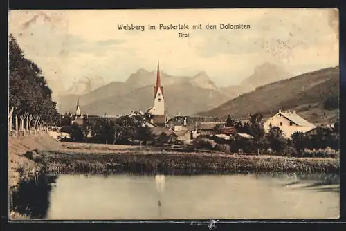 AK Welsberg / Pustertal, Ortsansicht mit Kirche und Blick zu den Dolomiten