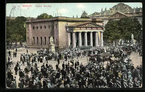 AK Berlin, Menschenmenge vor der Neuen Wache